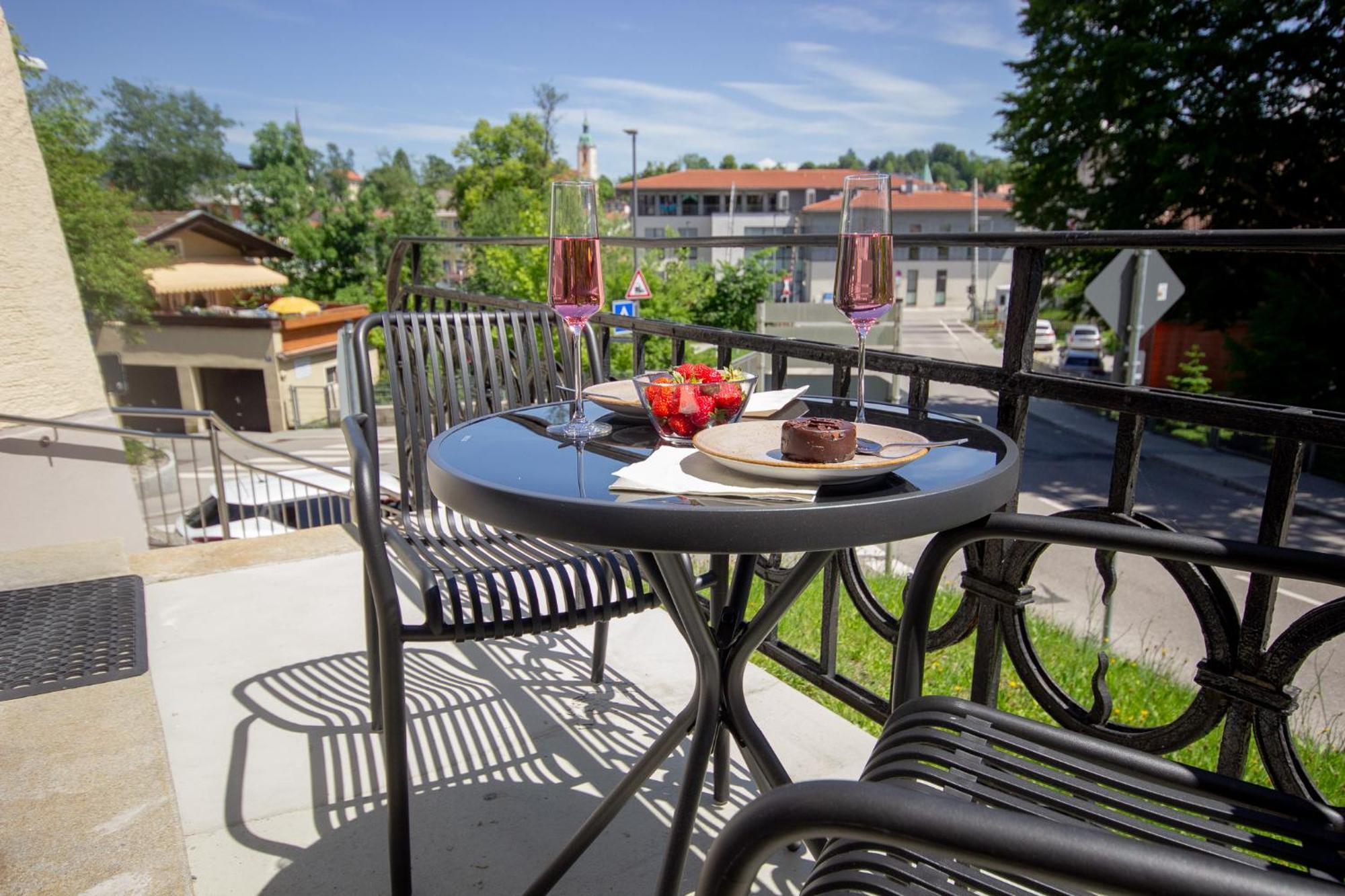 Liebelei Miesbach - Boutique-Apartment Mit Terrasse Im Zentrum Eksteriør billede
